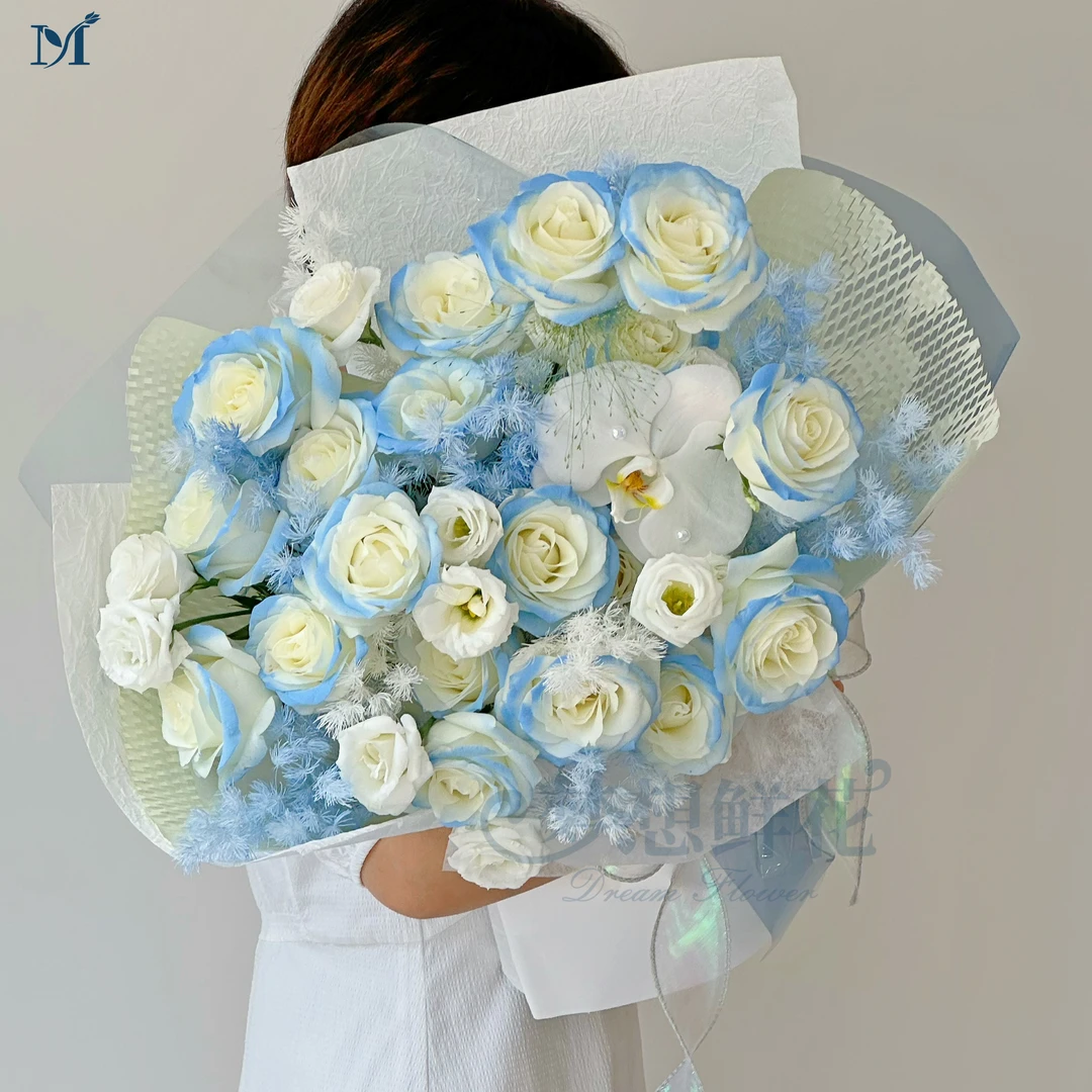 路过人间的情书（19朵碎冰蓝混搭蝴蝶兰桔梗精美喷色玫瑰花束同城配送小时达）