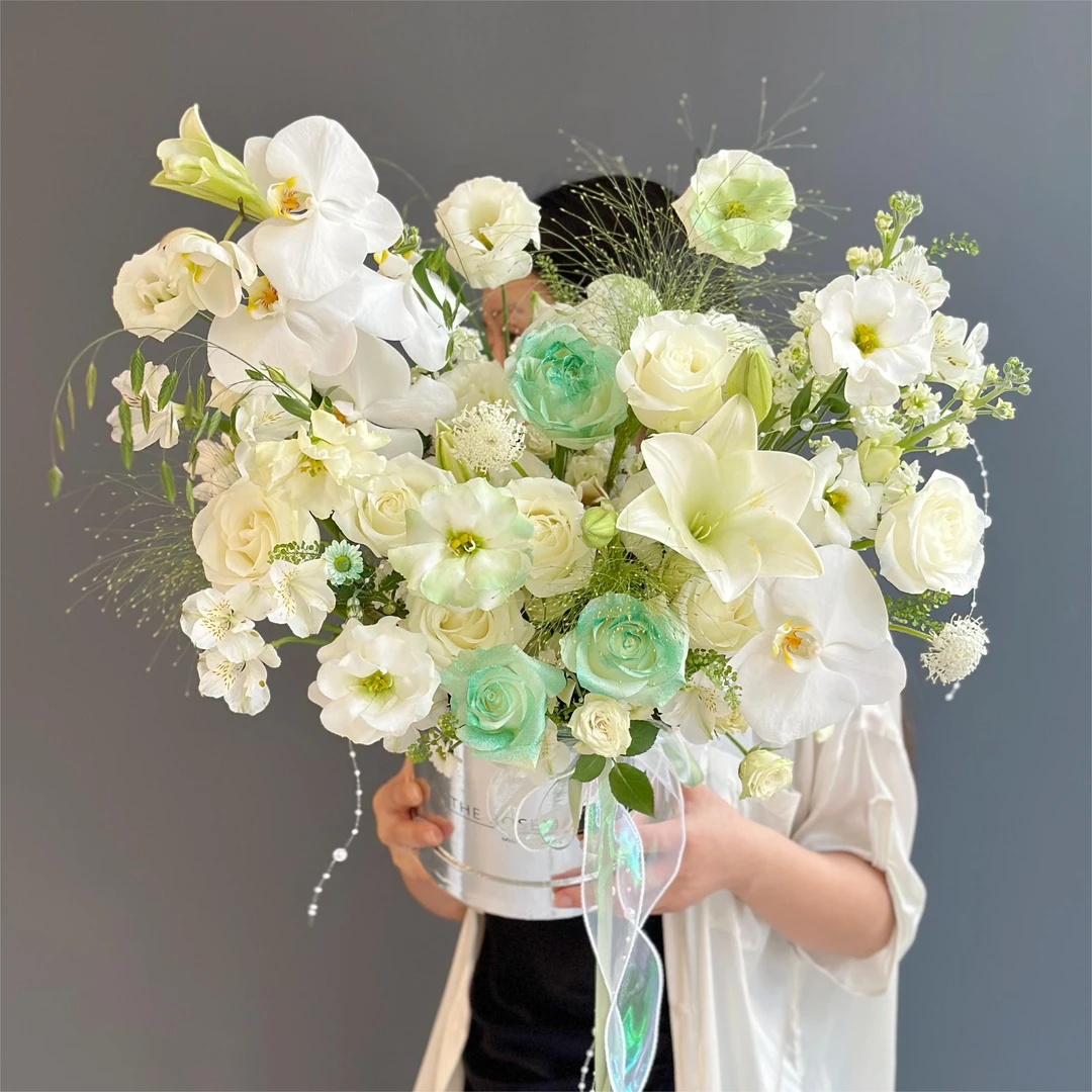 春华秋实夏蝉冬雪（白玫瑰混搭蝴蝶兰百合喷色玫瑰精致抱抱桶同城配送小时达）
