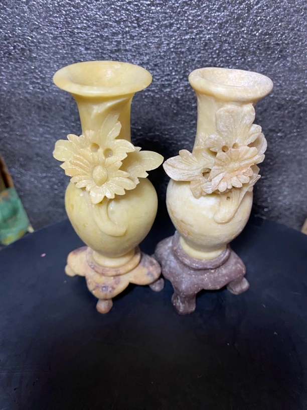 花瓶小摆件，手工雕刻小花瓶一对，青田豆青料，