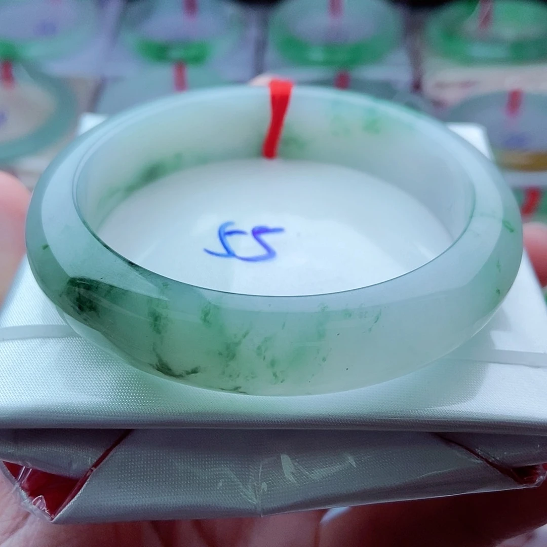 翡翠手镯未镶嵌灵动飘花