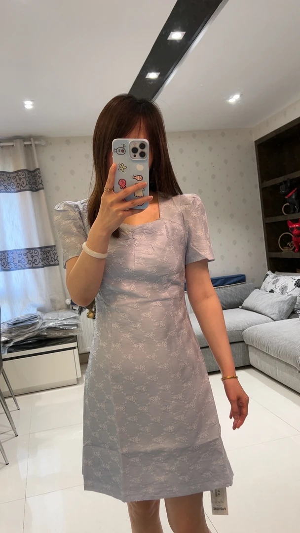 方领连衣裙泡泡袖时尚