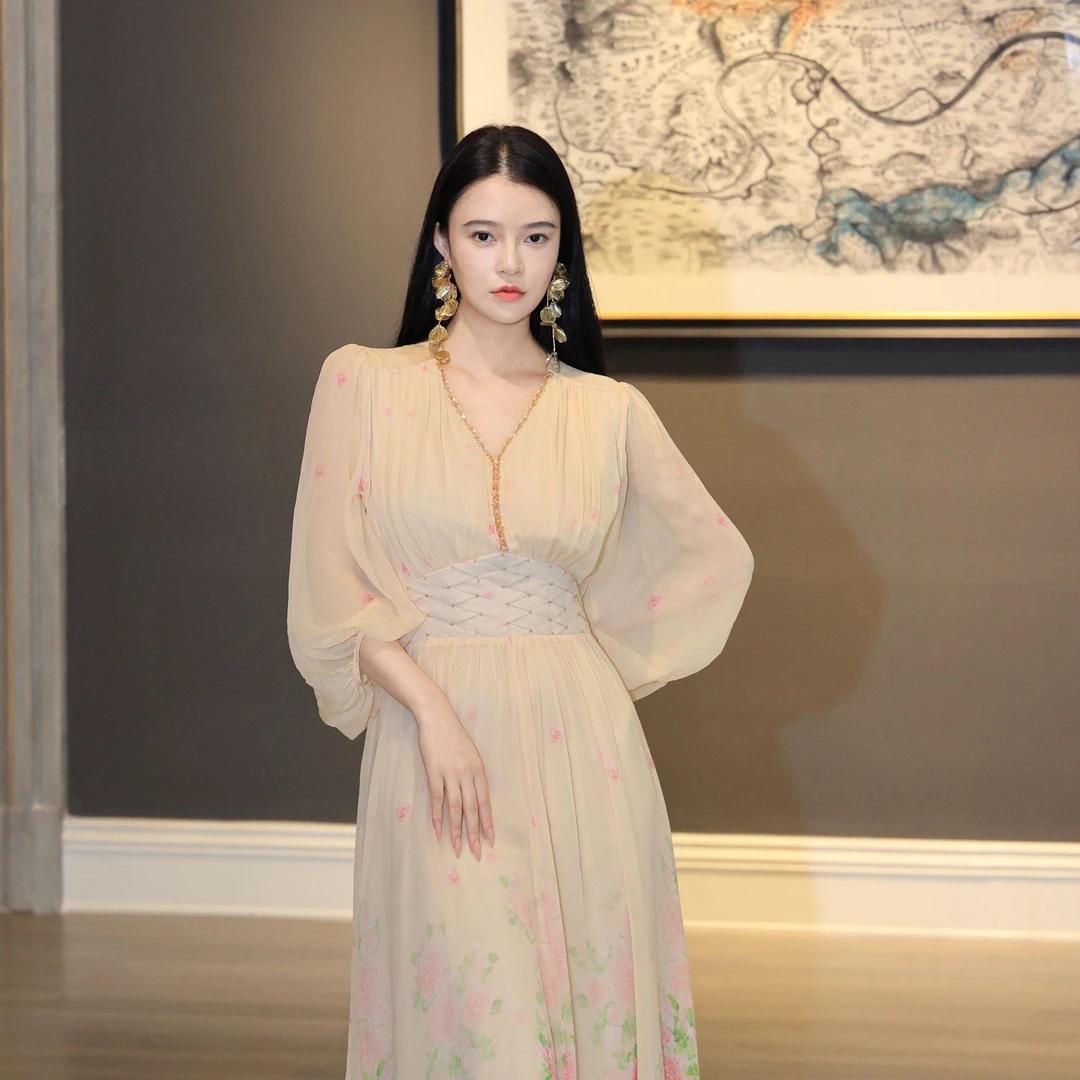 【新年特惠】2025妍姐真丝新时尚高端走秀真丝连衣裙 黄花色23128-2