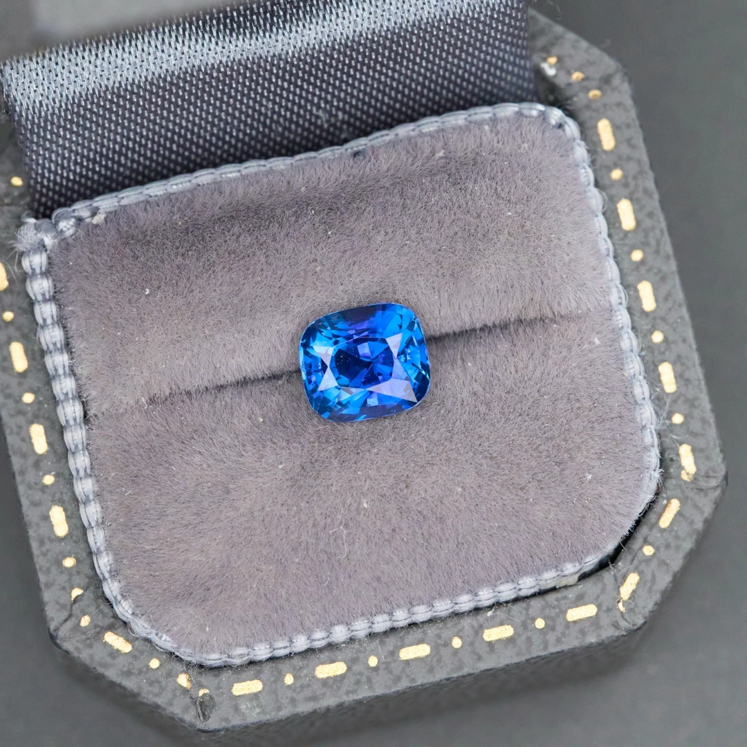 天然蓝宝石裸石皇家蓝1.05克拉无烧枕形色泽浓郁吉尔德证小精品