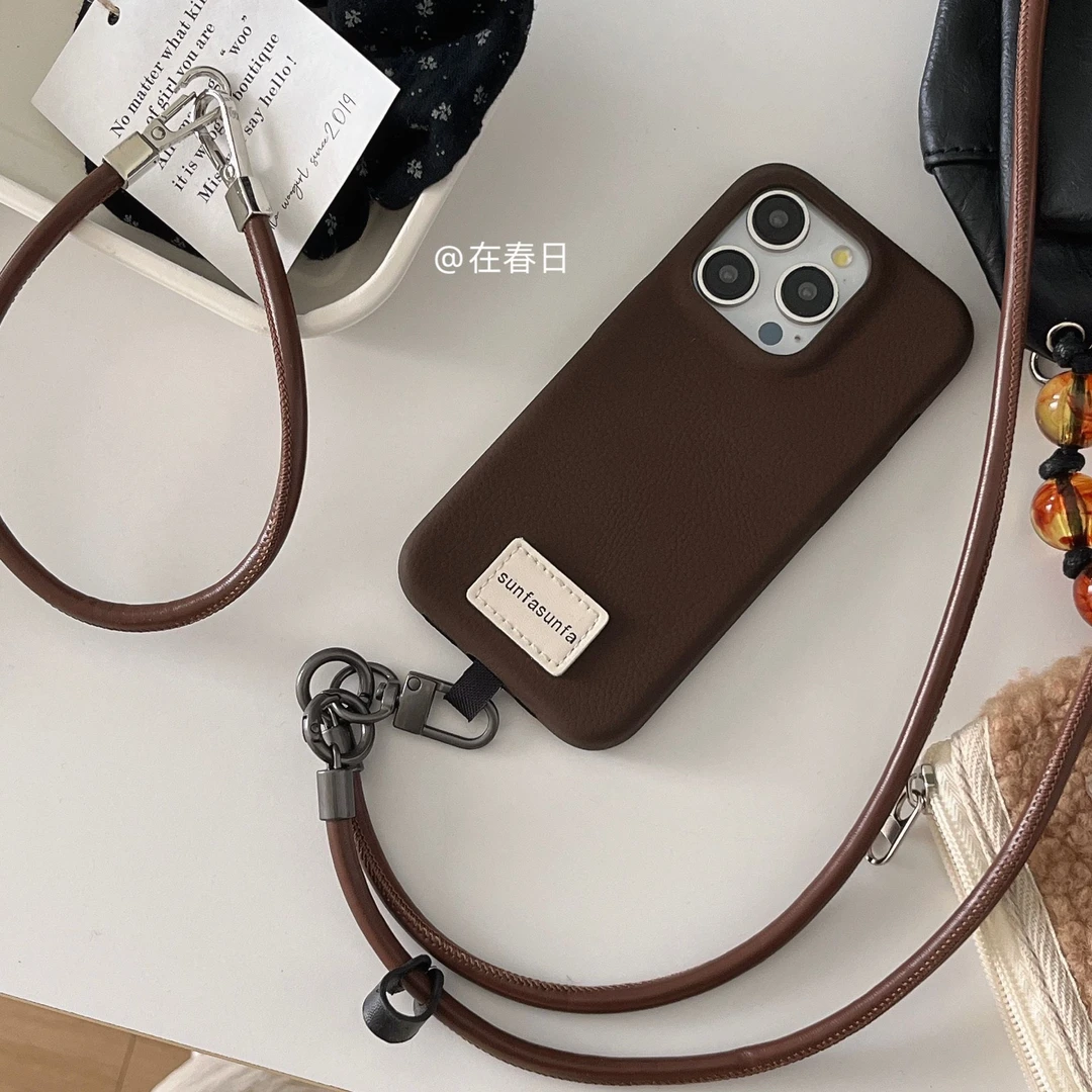 韩系早秋焦糖色斜挎皮质挂绳手机壳适用苹果16手机壳iPhone15手绳