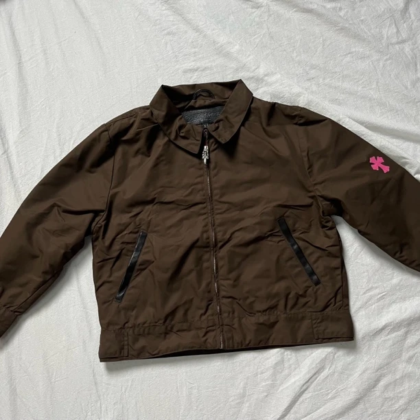 【全新未使用】克罗心ChromeHearts 棕粉十字贴皮尼龙拉链夹克 女款