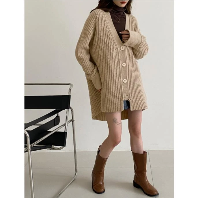 WANTHAT/凡黛卡复古高级感V领中长款宽松慵懒风针织衫W23649FW