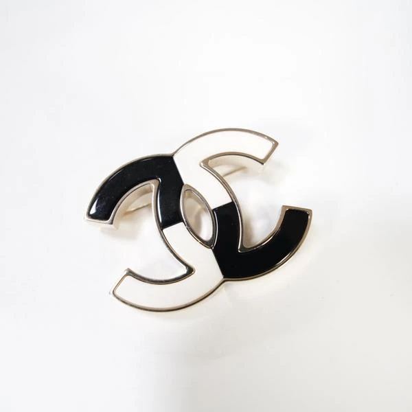 Chanel 黑白撞色双C胸针