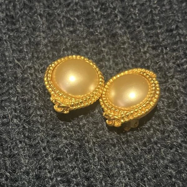 CHANEL珍珠帽型耳夹