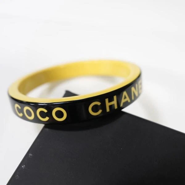 Chanel 黑黄撞色字母亚克力手镯