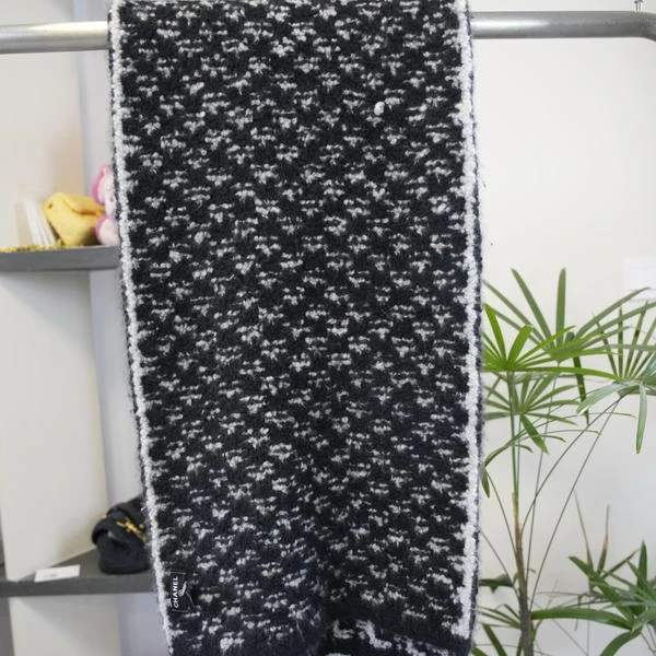 Chanel 黑白拼色羊毛长围巾