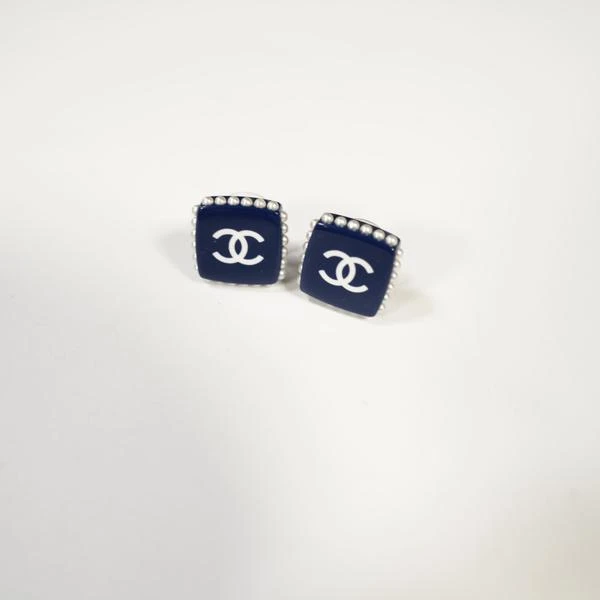 CHANEL蓝色亚克力珍珠小耳钉