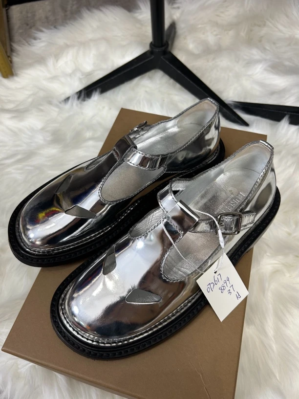 Burberry银色凉鞋37码95新