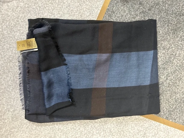 Burberry格纹围巾95新