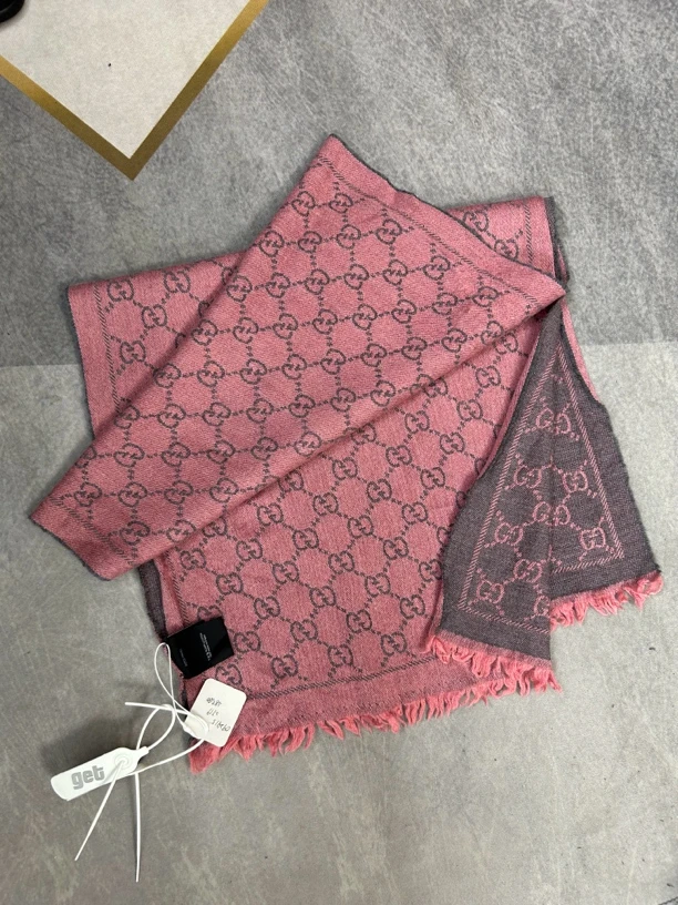古驰粉色双面满老花围巾95新 微瑕 180*48