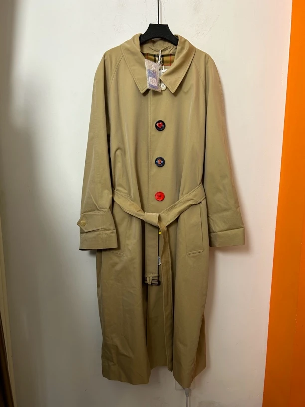 Burberry卡其色卡姆登五彩扣长款风衣95新