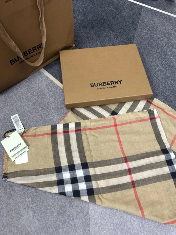 Burberry格纹围巾99新220*70