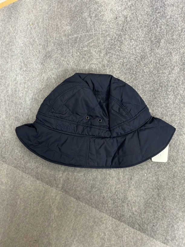 Burberry藏青色渔夫帽95新