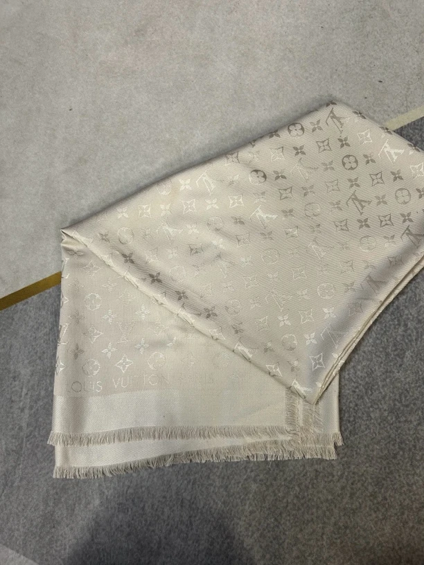 lv米灰色满印围巾95新 微瑕140*140