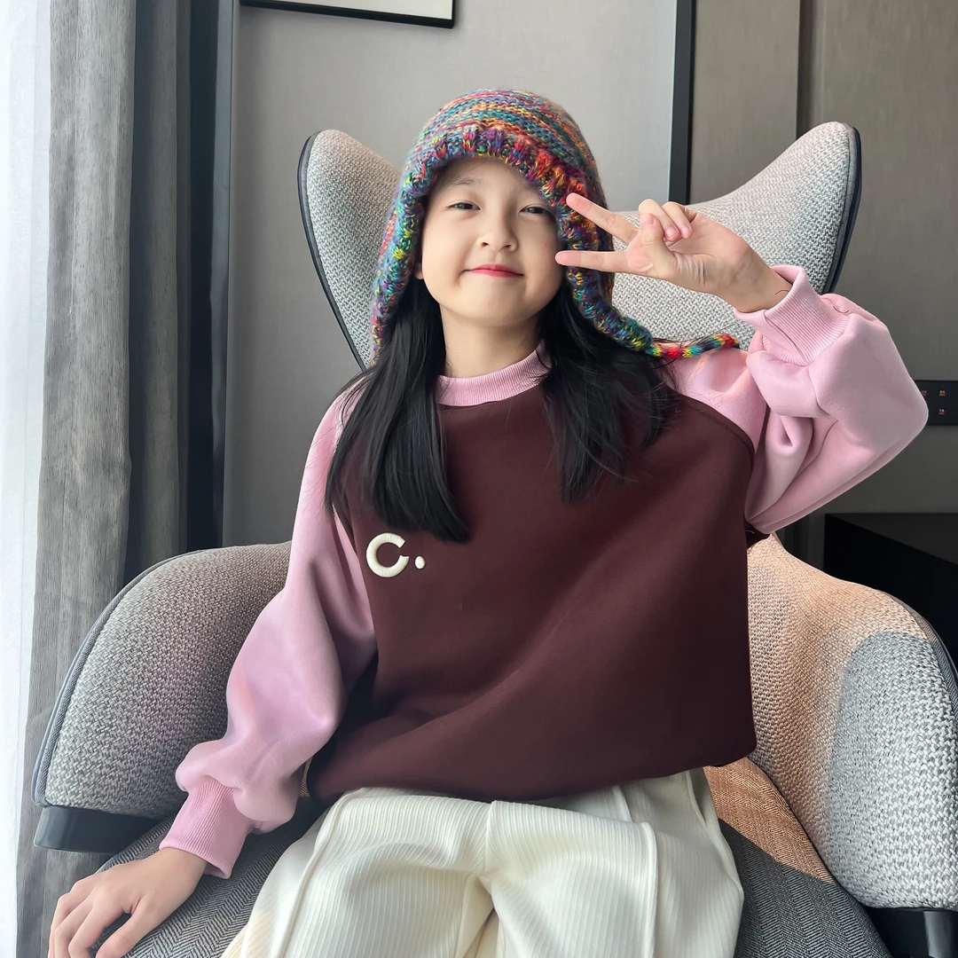 西西家2023冬款女童C字绣花卫衣KD974
