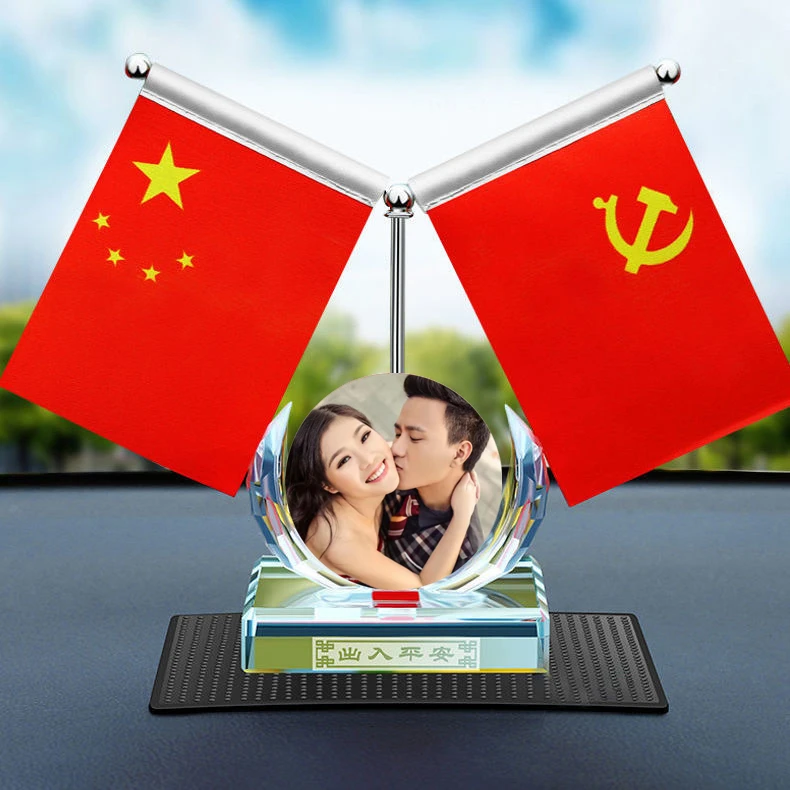 汽车香水摆件2022创意新款小红旗车内中控台汽车摆件装饰用品大全