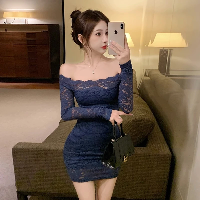 法式尤莱特性感一字肩蕾丝连衣裙2025秋冬显瘦高智淡人修身包臀裙