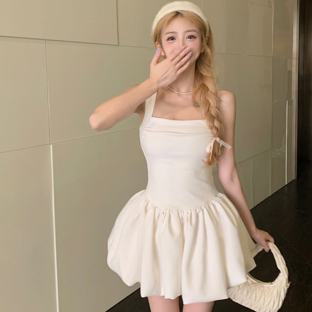白色吊带连衣裙仙女早秋甜辣妹气质裙子收腰高级感小个子蓬蓬短裙