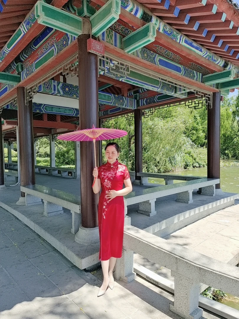 前开叉中长款绣花旗袍