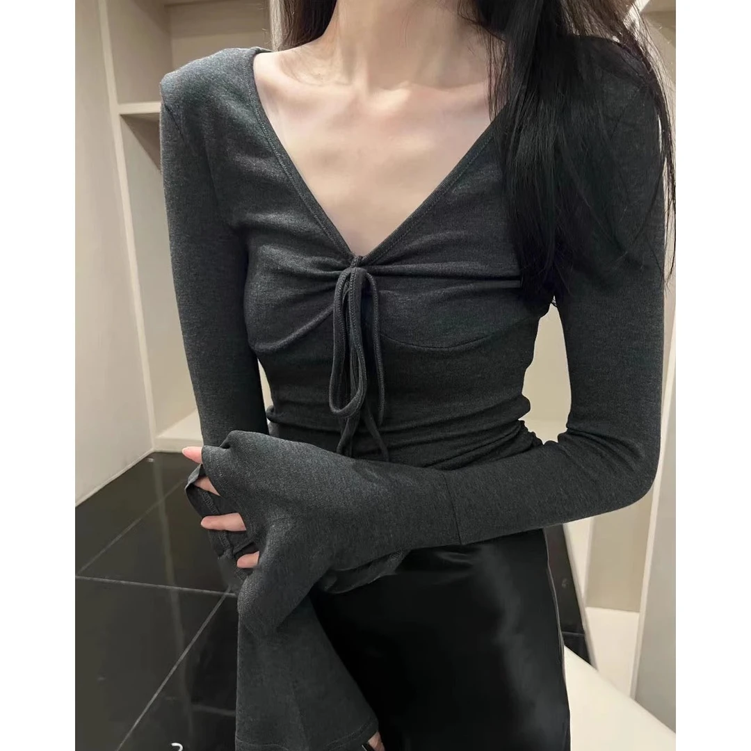 2025秋冬季设计感小众V领抽绳内搭打底衫女小个子喇叭袖短款上衣