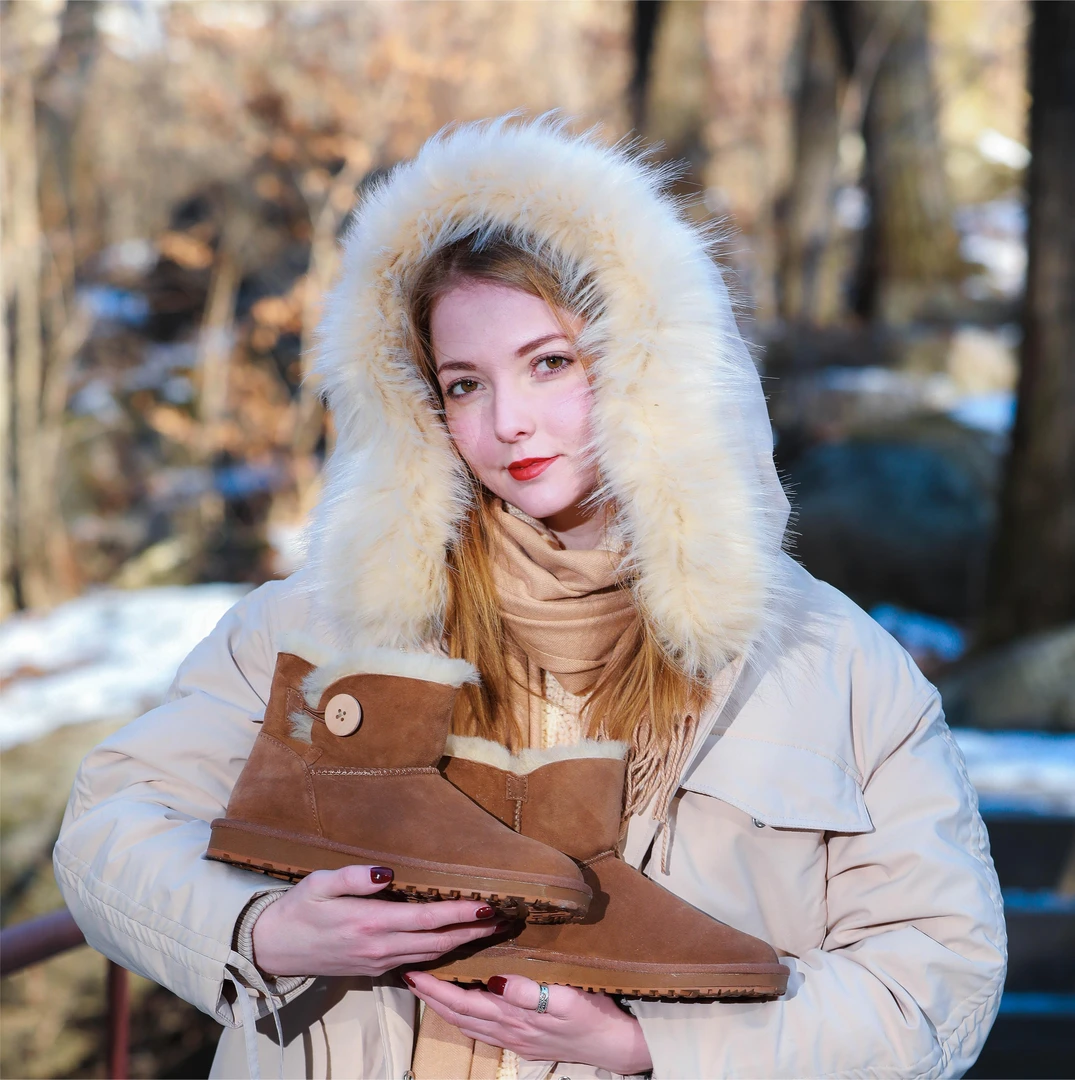 雪地靴加绒加厚冬季短筒雪地靴木扣时尚百搭女士经典木扣