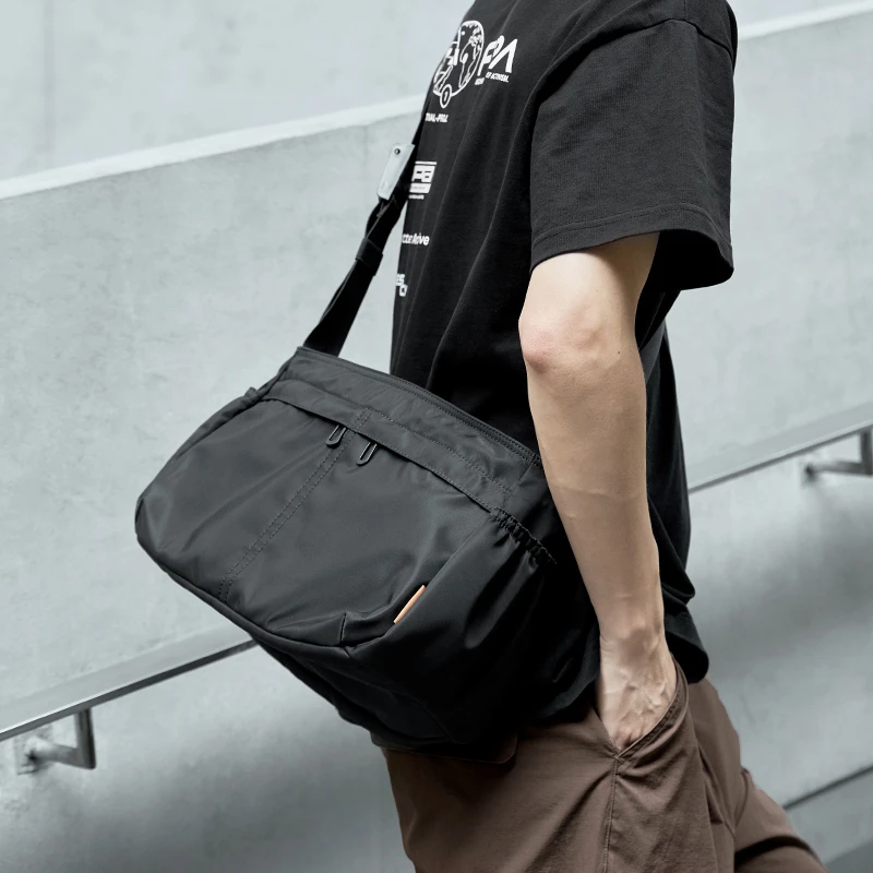 潮牌邮差包男士背包日系休闲单肩包港风潮流大容量学生斜挎包3516