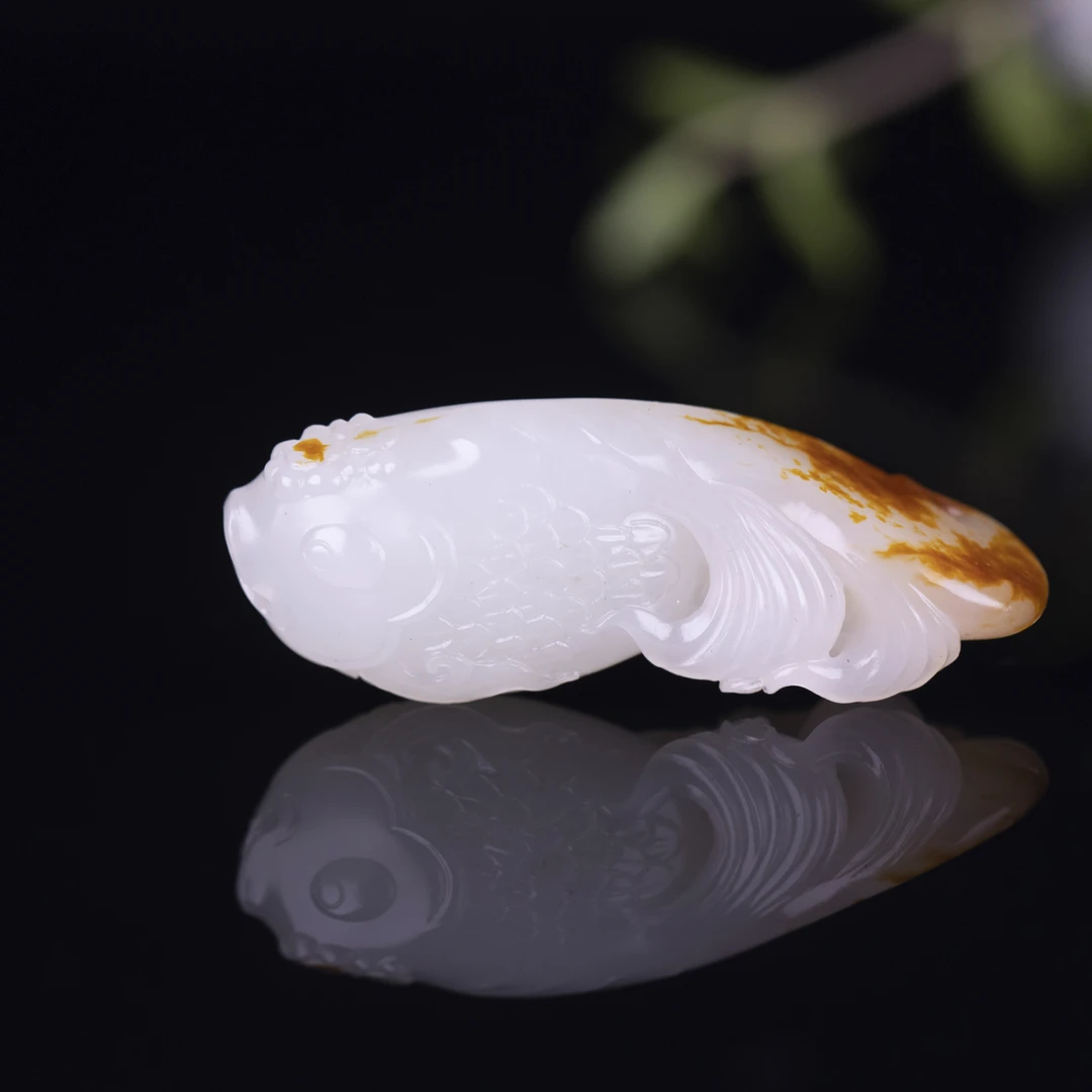 【如鱼得水19克51*20*19】 新疆和田玉油润细腻，苏工立圆雕