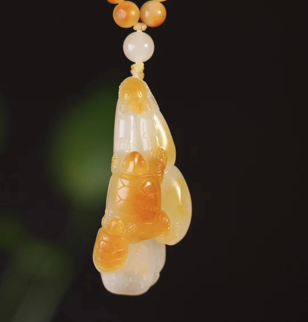 【连中三甲】新疆和田玉随形雕刻，玉质油润细腻，一级白细黄白种