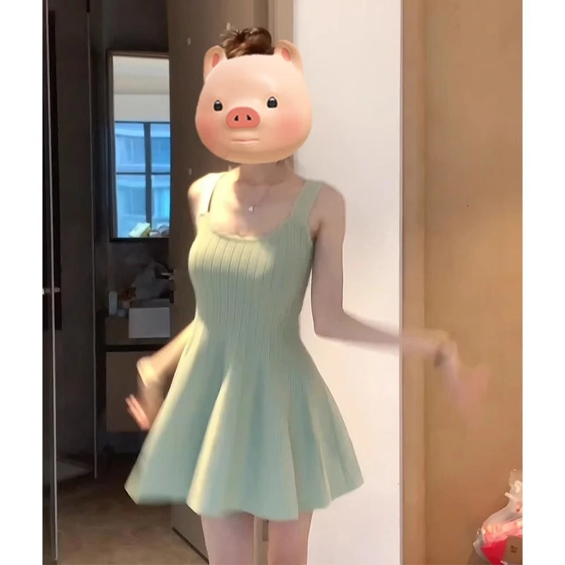 绿色方领针织吊带连衣裙女夏季2025新款修身背心裙收腰A字短裙子
