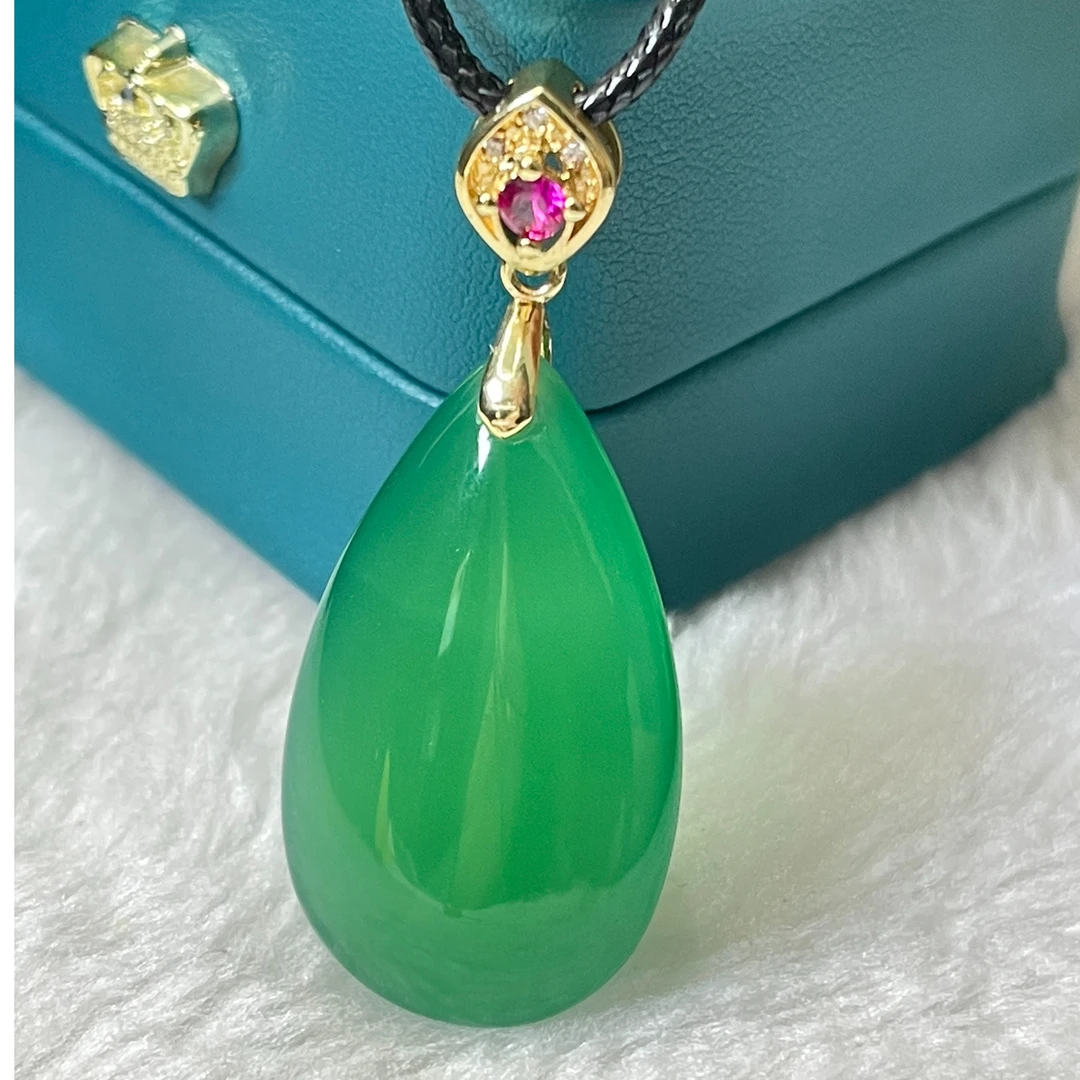 天然阳绿经典百搭水滴修饰脖颈线条玉髓吊坠（扣头多样性发货2