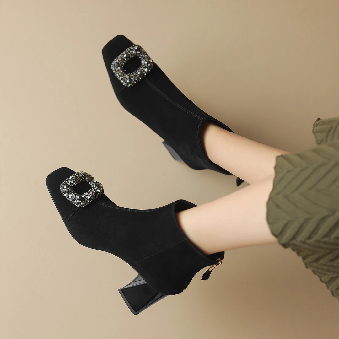 星期六时尚百搭加绒靴子高跟英伦风方头秋冬瘦瘦靴冬季新款时装靴