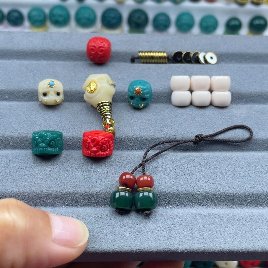 琉璃颈饰雪巴琉璃