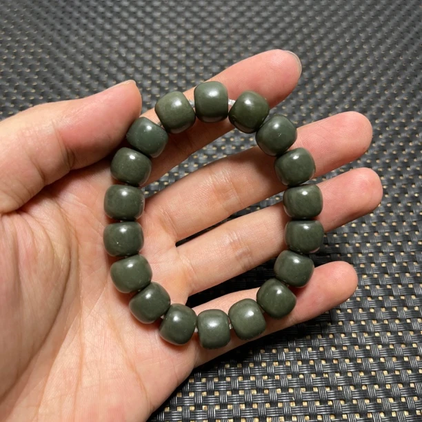和田玉串珠新疆籽玉沙枣青卡11*12老型珠手串绿色润简约素圈单圈。
