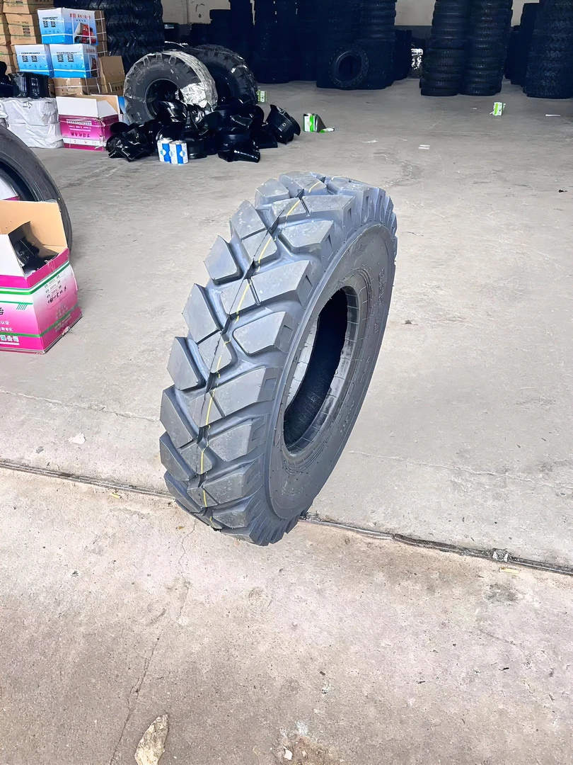 新源挖机轮挖轮胎825-16加密人字14层级58斤一套用的住耐磨度高。