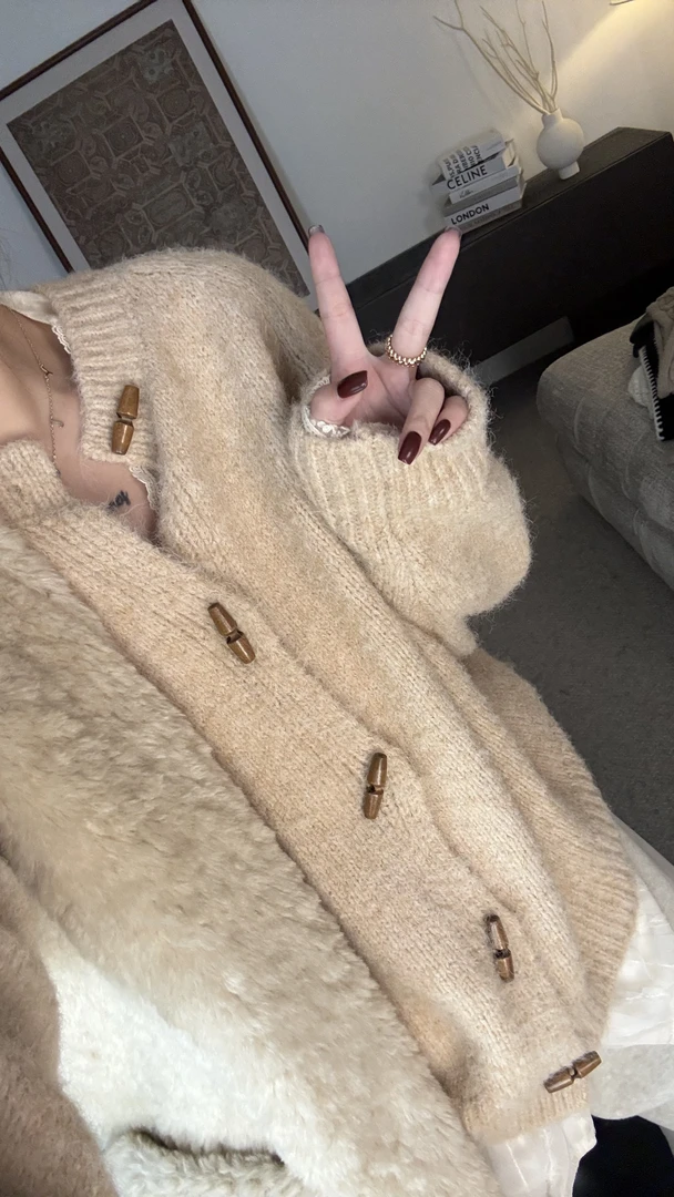 【阿乐家】大码微胖“冬日敘境”温柔氛围感复古牛角扣毛衣