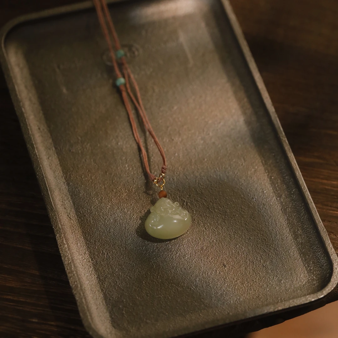 麦麦【金玉良缘】天然和田玉晴水财神+18K金吊坠 多样性发货其一