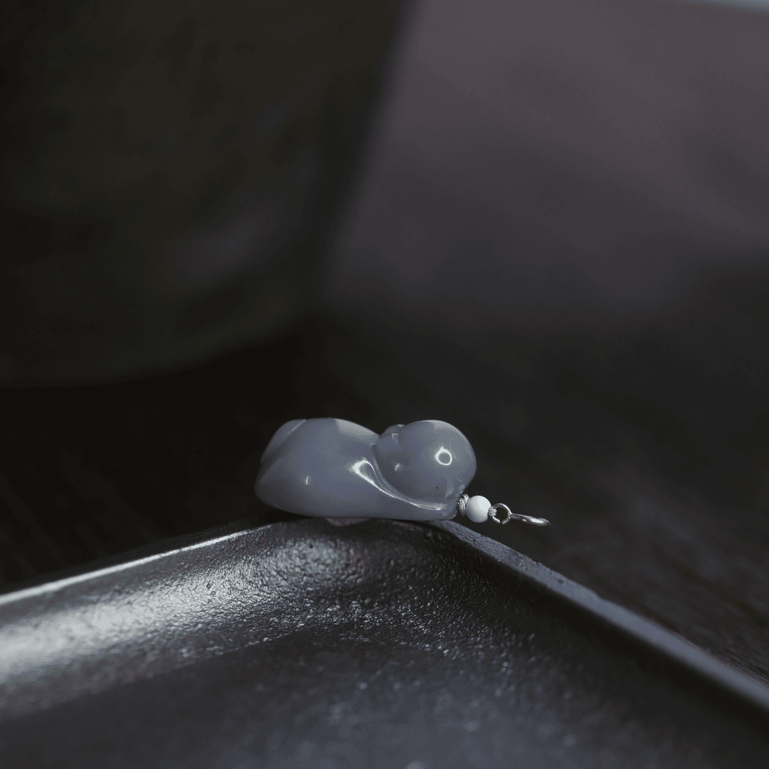 麦麦【紫衣】天然和田玉烟紫趴趴猫+18K金配件 吊坠 多样性发货