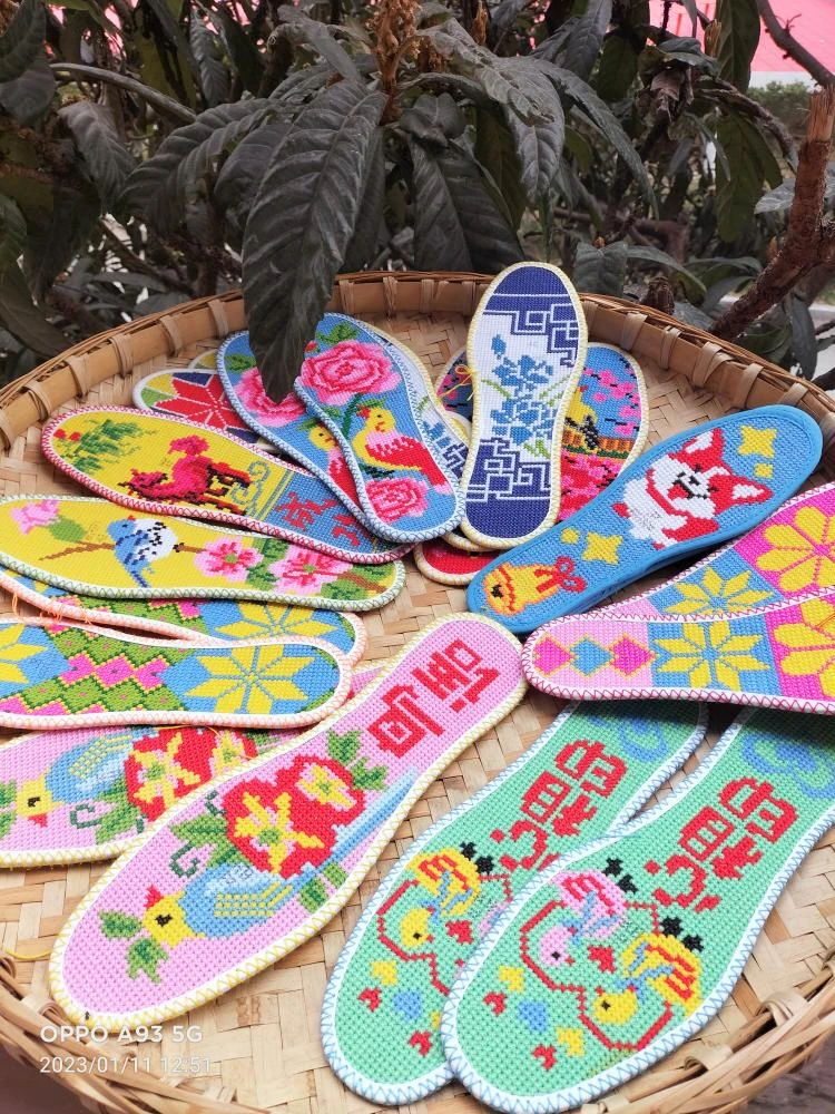 手工绣鞋垫成品！十字绣材制四天绣一双按摩脚底吸汗透气安逸得很