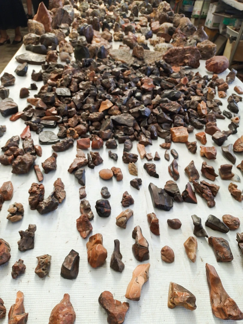 新疆戈壁彩泥玉、蛋白、塔塔石、风凌石；阿拉善戈壁彩玉、玛瑙