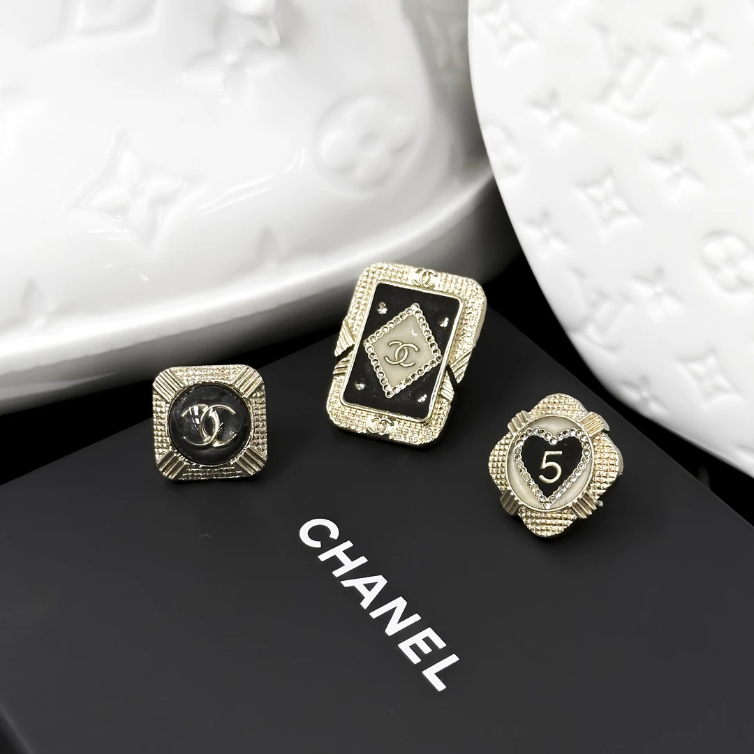 99新 Chanel/香奈儿 城堡系列黑金扑克牌爱心方块胸针三件套