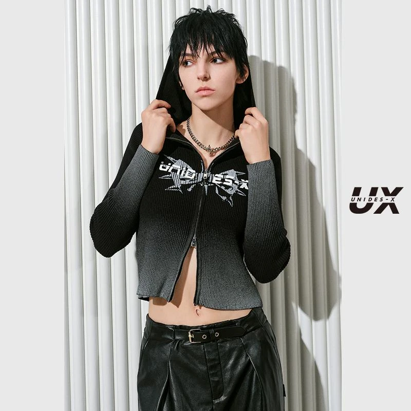 UX 冬季新款 黑色渐变连帽印花针织毛衫女 时尚短款通勤上衣 百搭