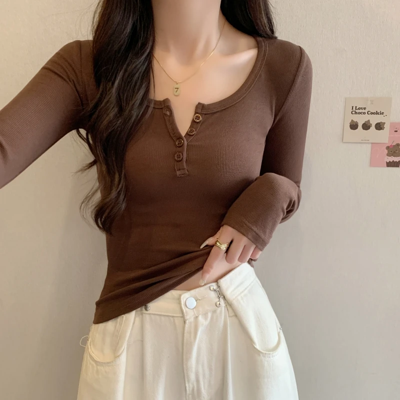 美拉德穿搭咖啡色正肩长袖T恤女2025早春大领口纽扣修身打底上衣