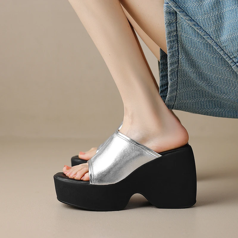 9cm踩屎感松糕厚底拖鞋女夏季外穿银色一字拖超高跟露趾凉拖增高