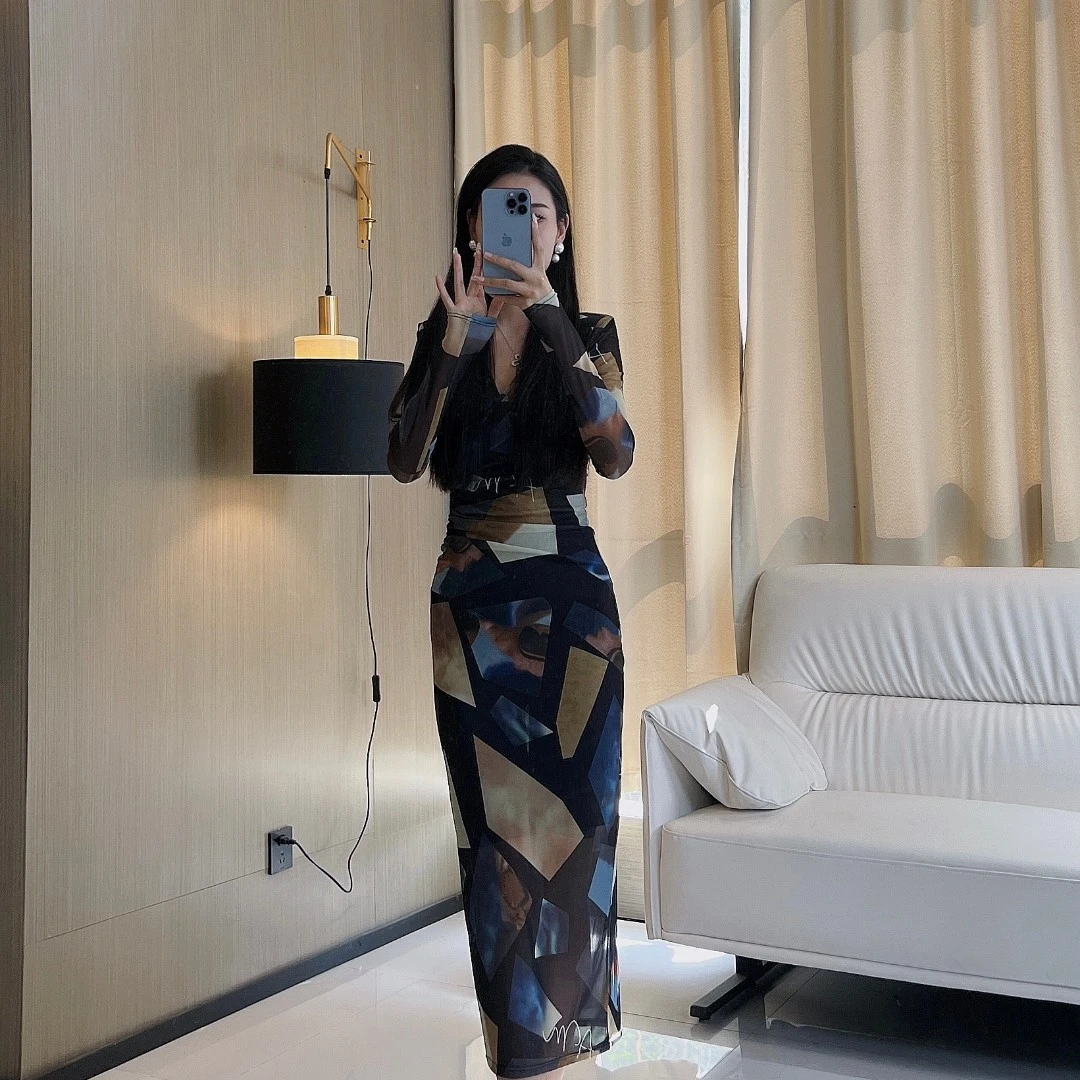 气质女人味轻奢V领长袖星空印花显瘦包身修身时尚百搭连衣裙长款