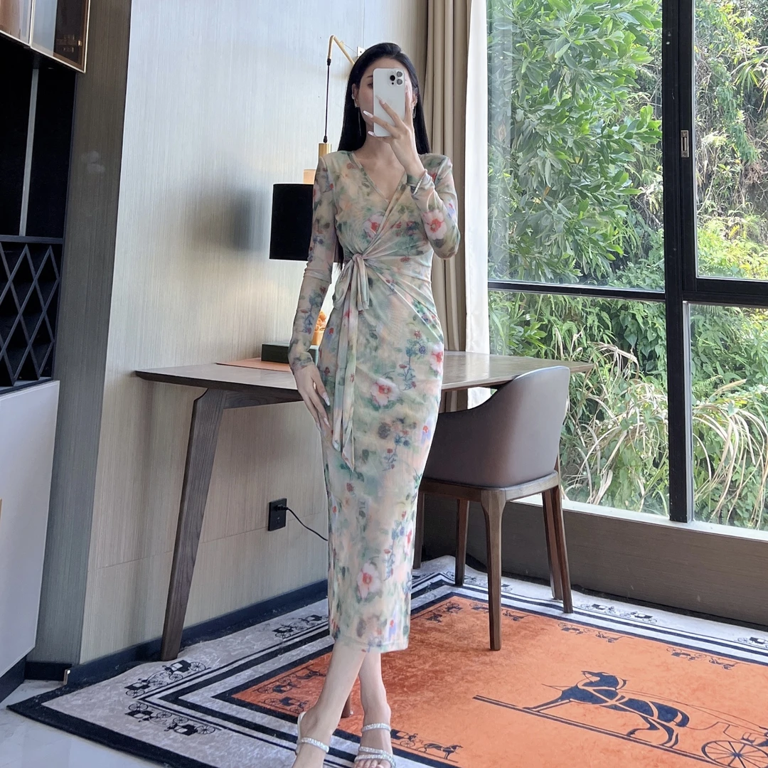 气质女人味轻奢V领绑带长袖绿野仙踪显瘦包身修身百搭开衩连衣裙