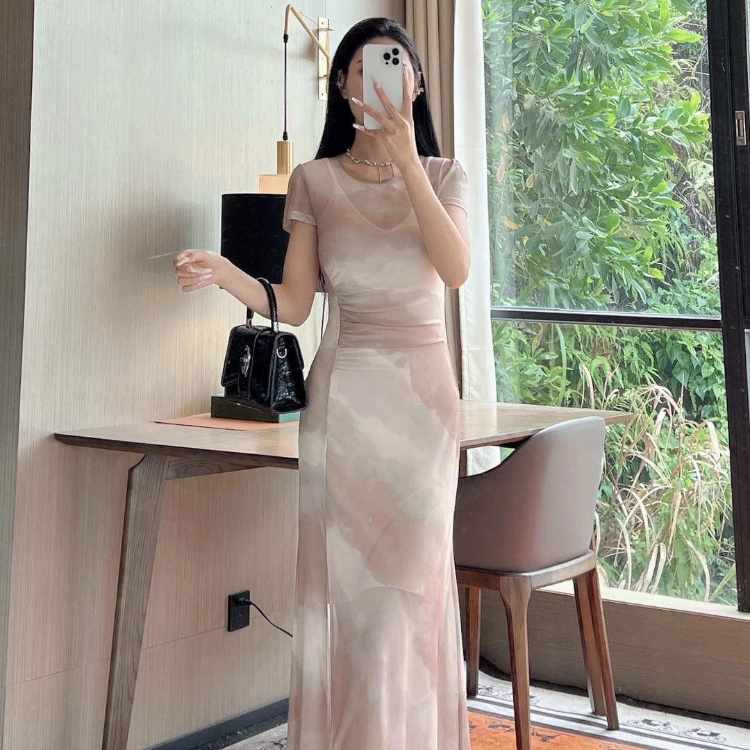 气质女人味轻奢圆领短袖焦糖撞奶显瘦包身修身时尚百搭鱼尾连衣裙